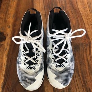 EUC UNDER ARMOUR BOYS BASKETBALL SHOES